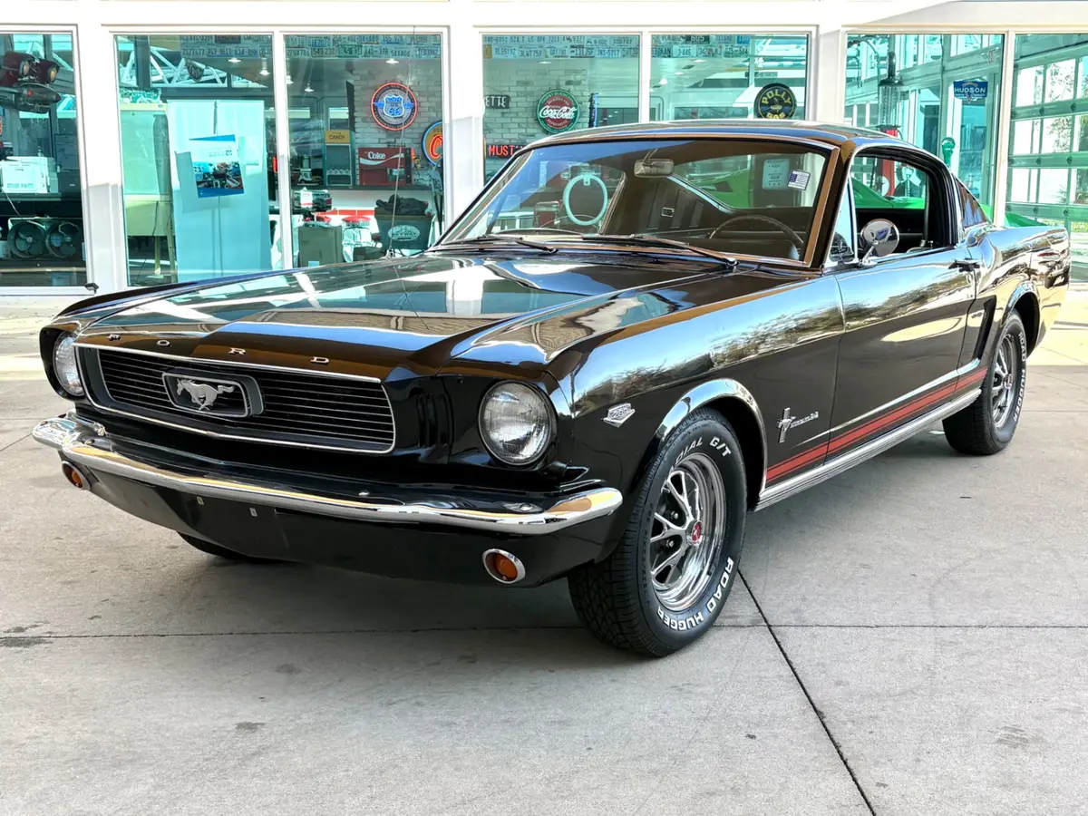 Vehicle photo 12