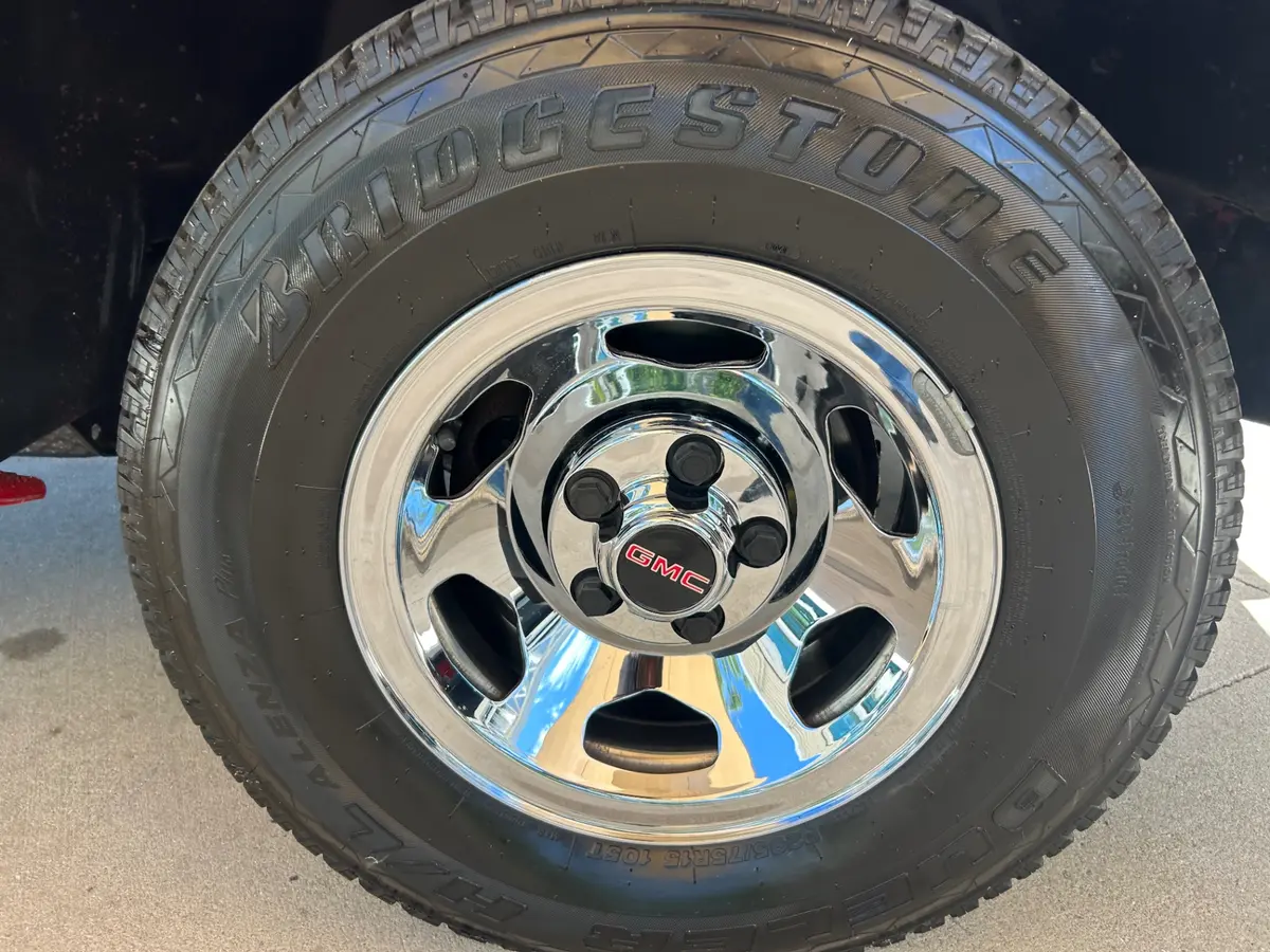 Vehicle photo 19