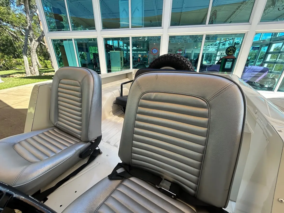 Vehicle photo 19