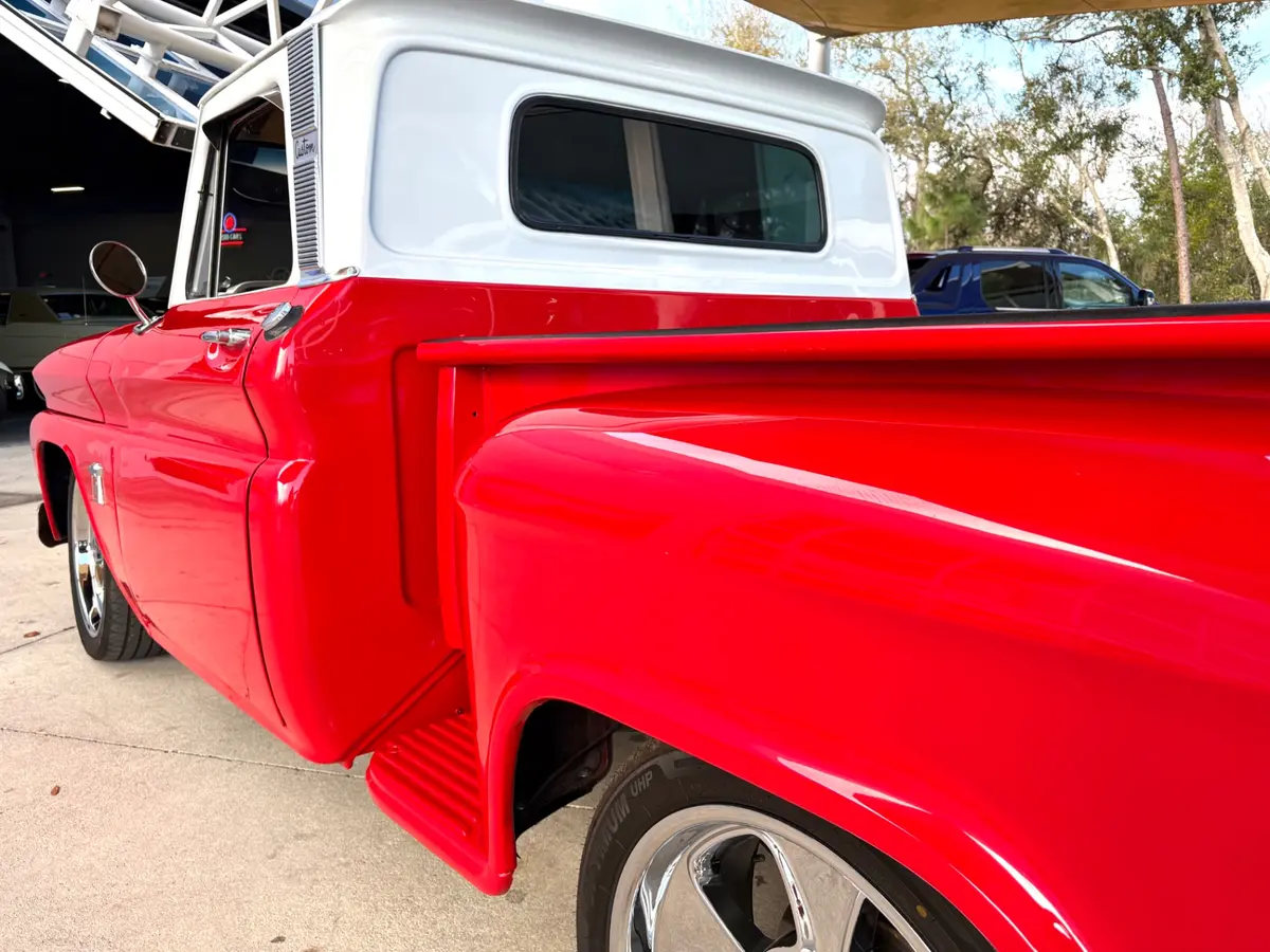 Vehicle photo 14