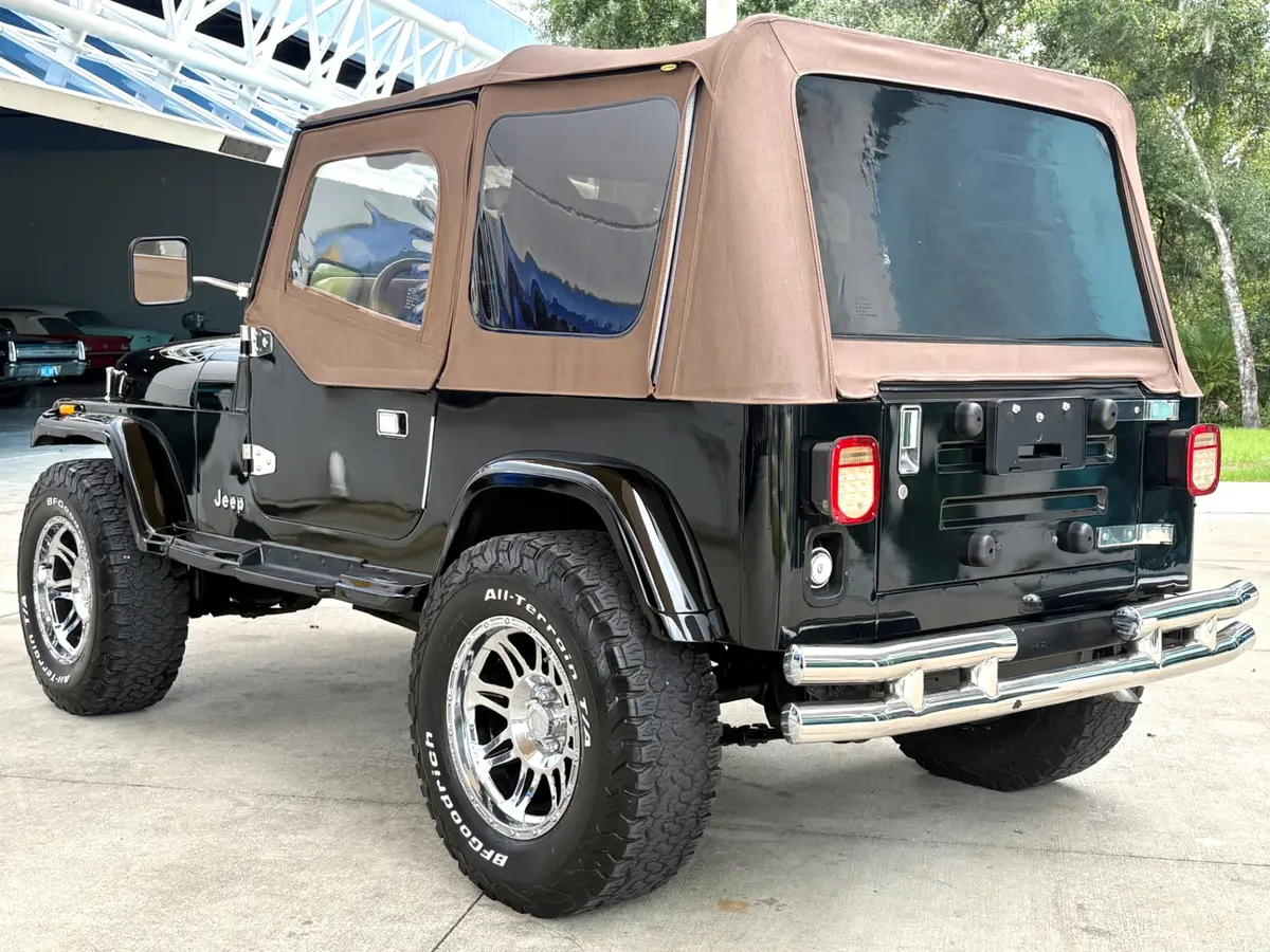 Vehicle photo 9