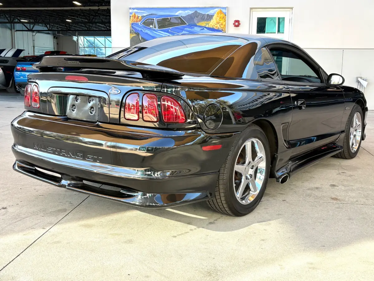 Vehicle photo 6