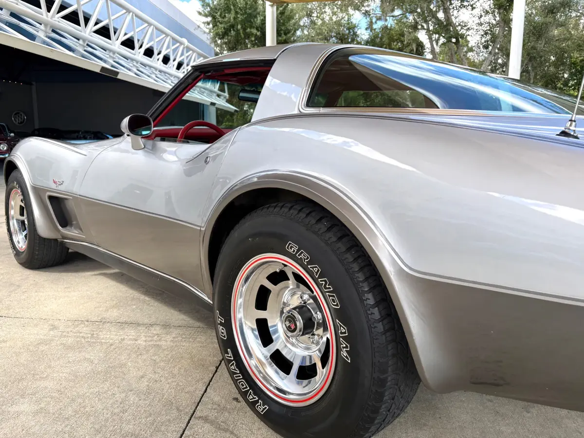 Vehicle photo 14