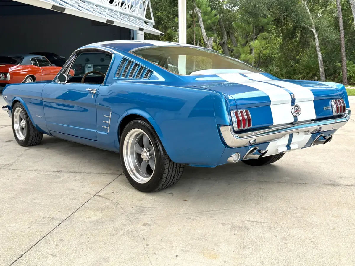 Vehicle photo 9