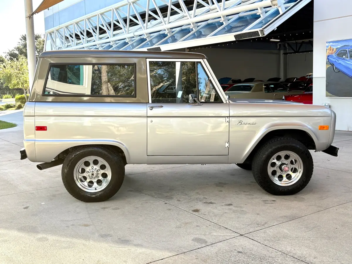 Vehicle photo 5