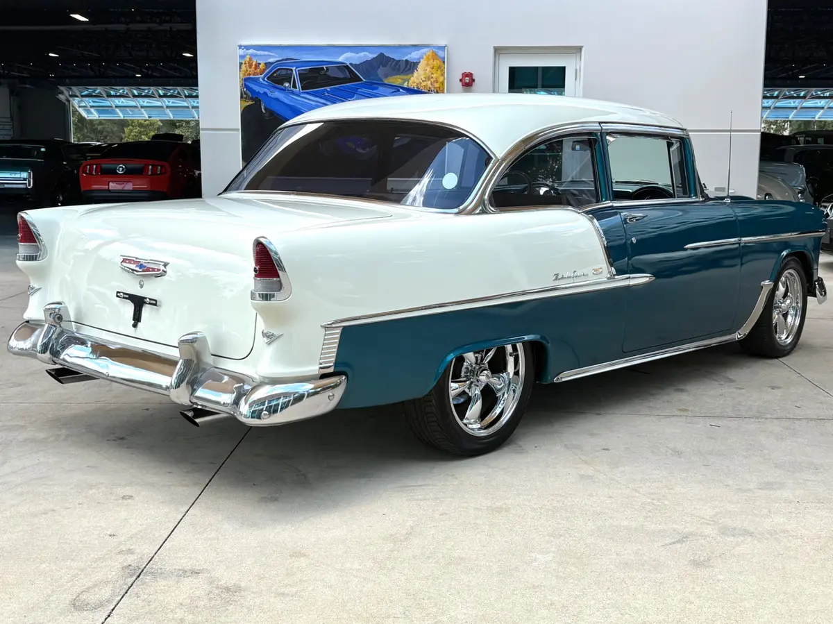 Vehicle photo 6