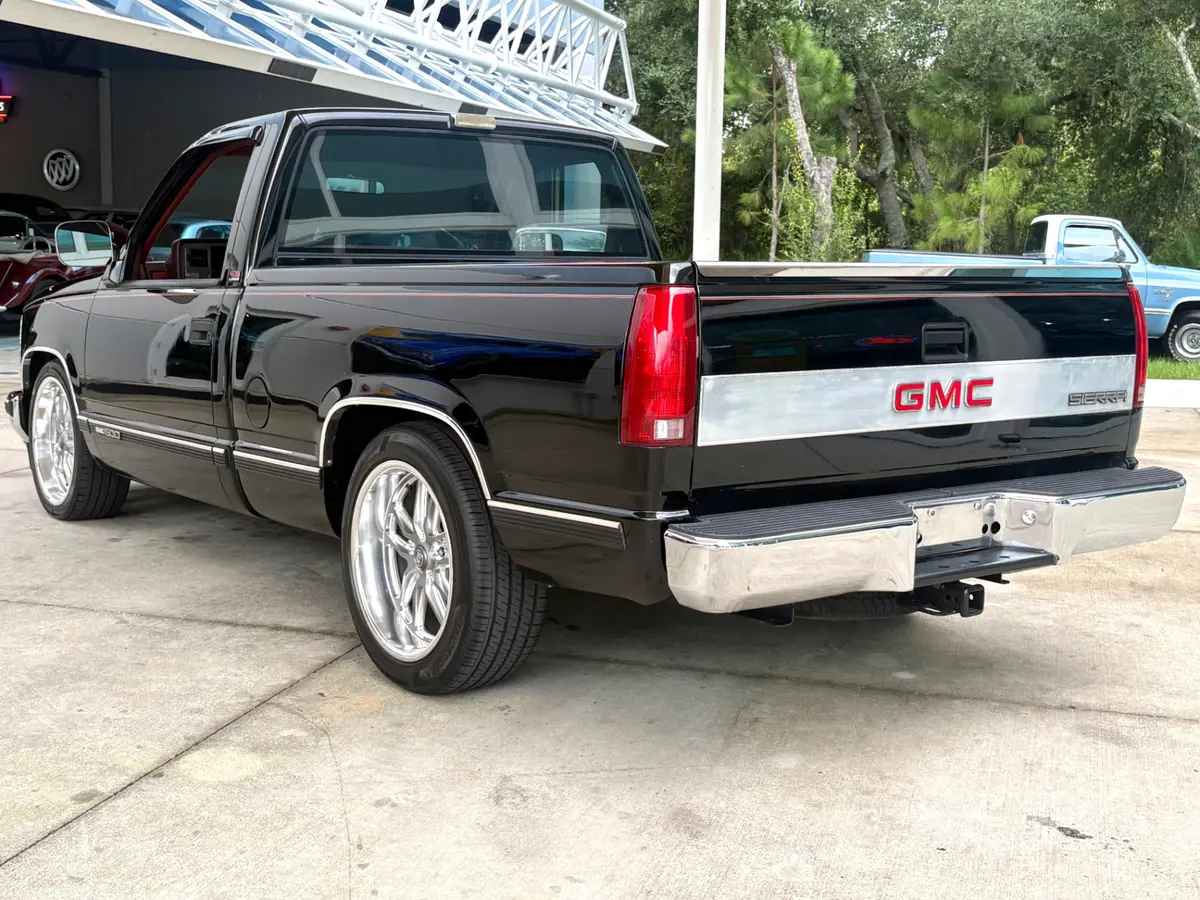 Vehicle photo 9