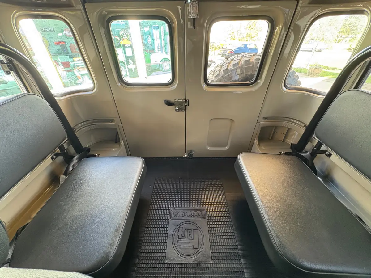 Vehicle photo 34