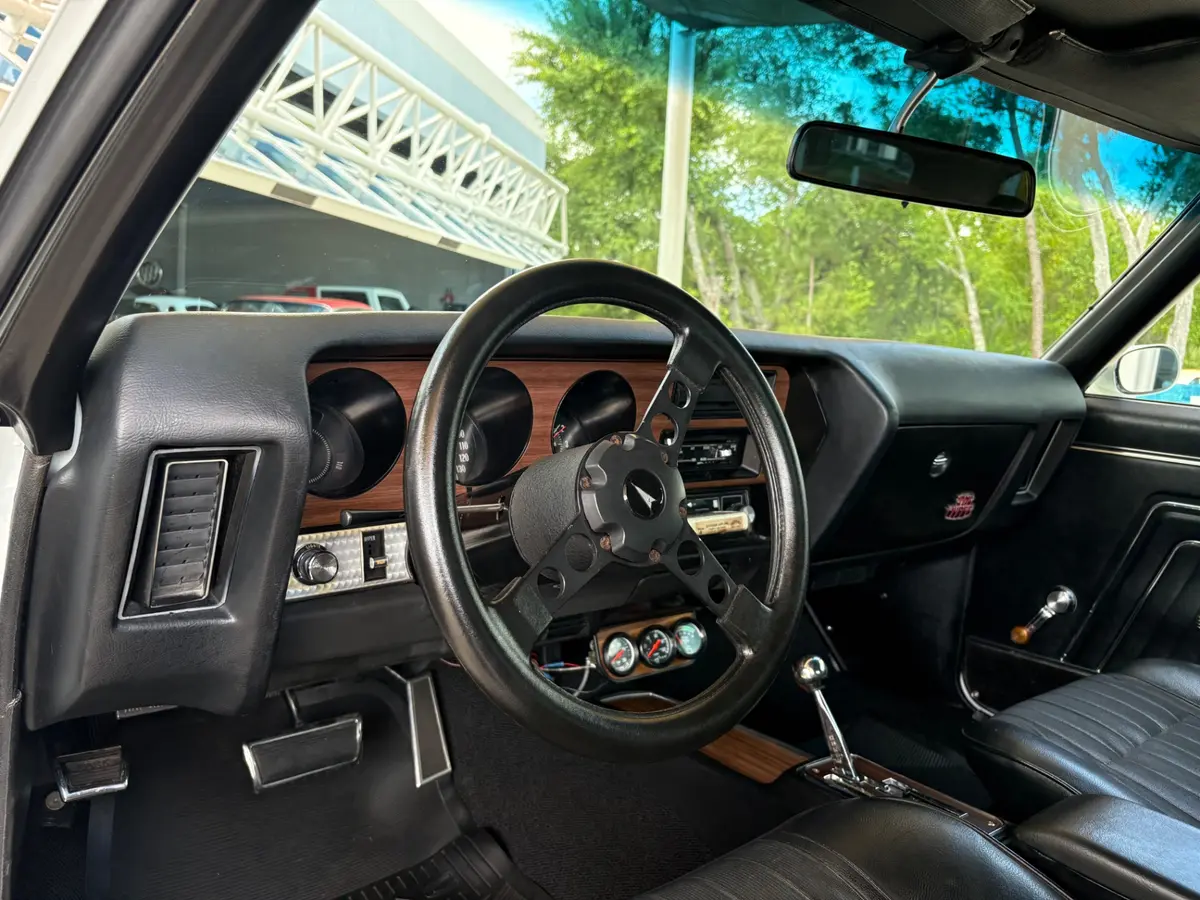 Vehicle photo 34