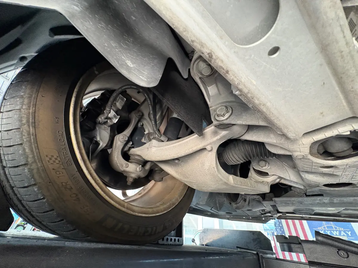 Vehicle photo 52