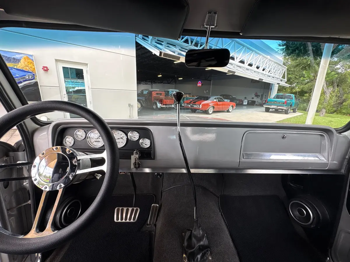 Vehicle photo 32