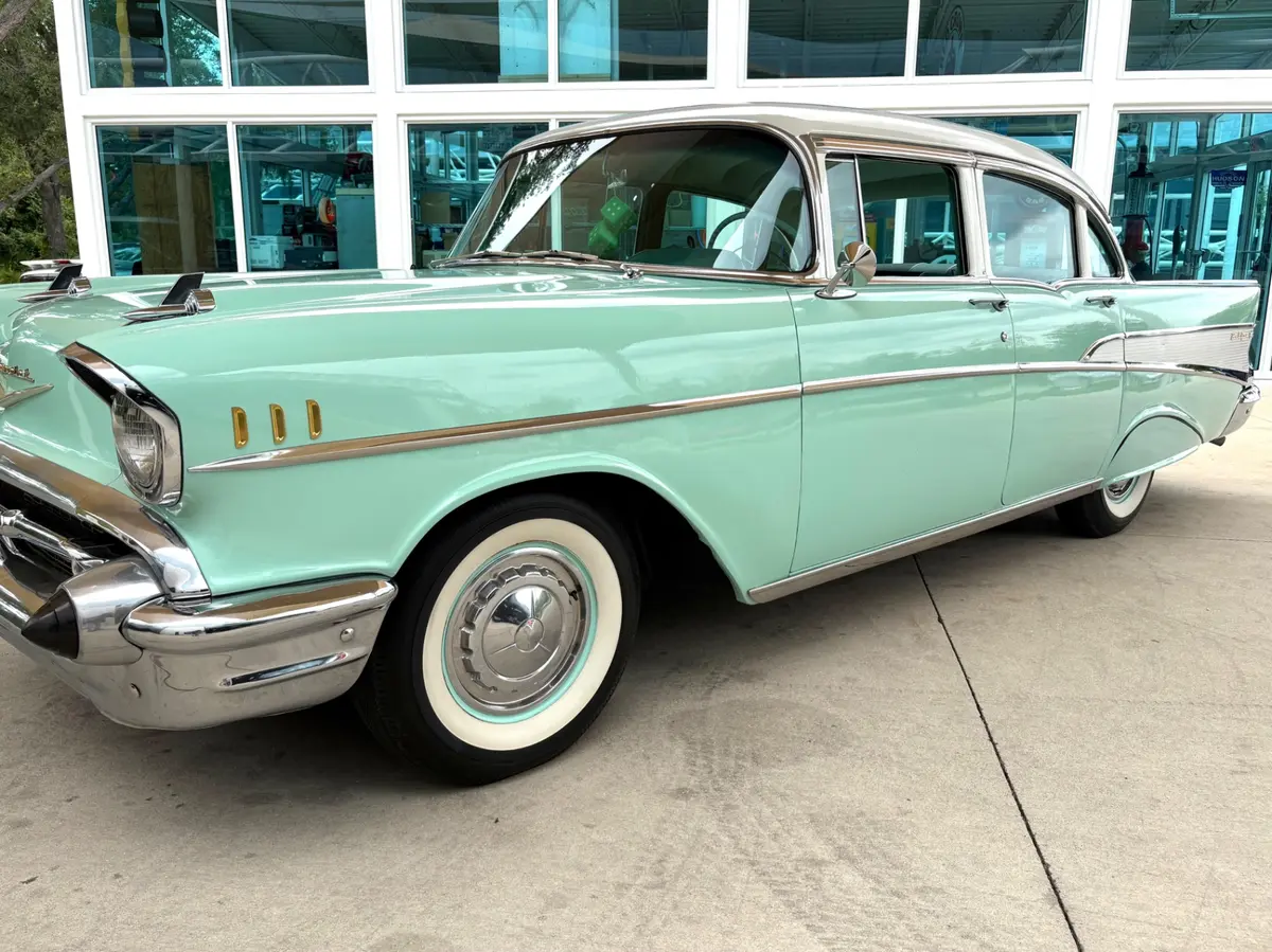 Vehicle photo 12