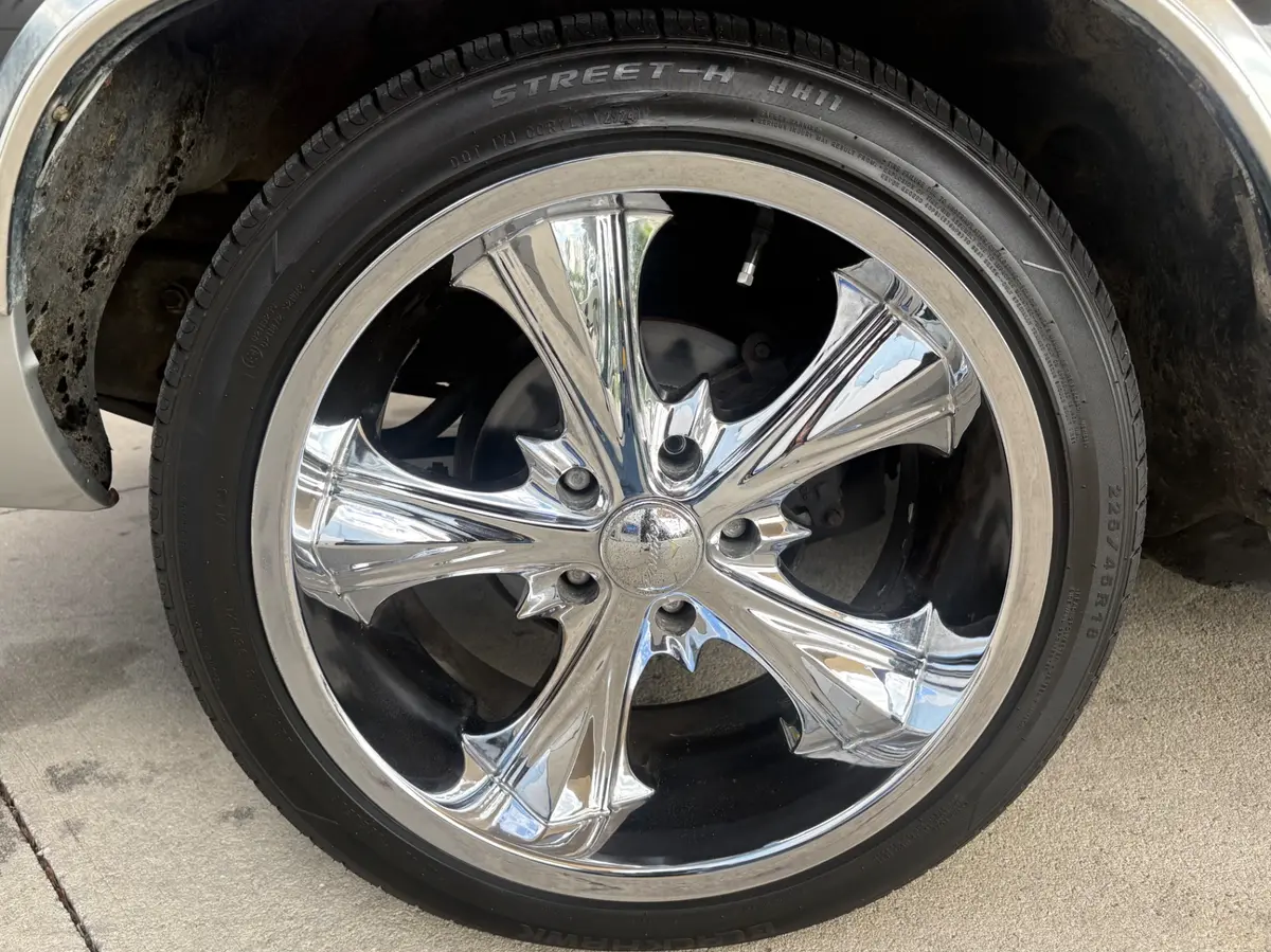 Vehicle photo 21