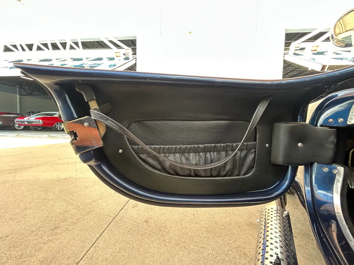 Vehicle photo 29